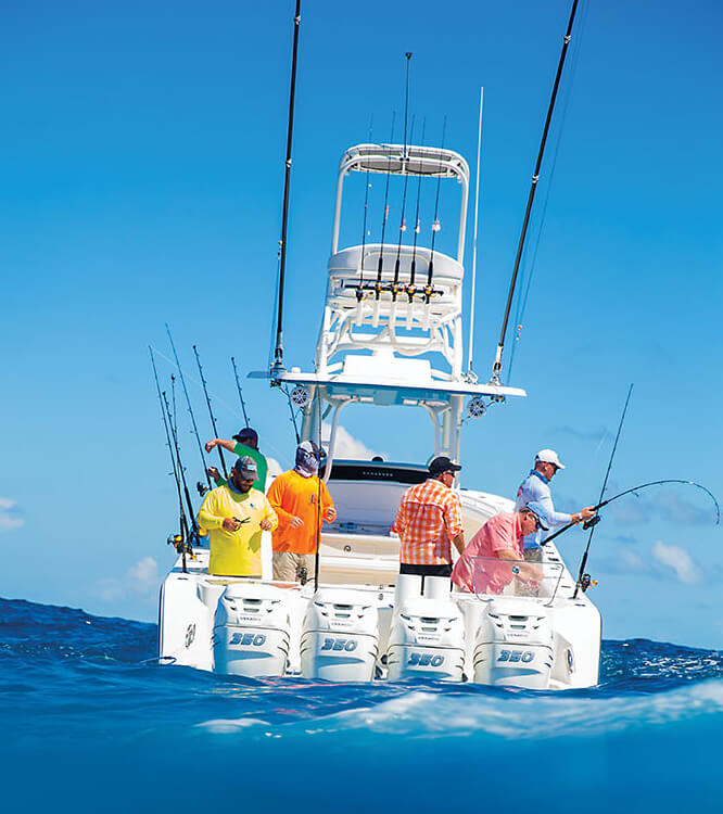 Angler auf einem Center-Console-Boot beim Meeresangeln.