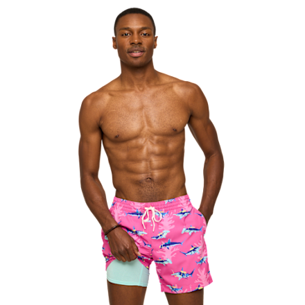 Chubbies Great Pink Sharks klassische gefütterte Badehose